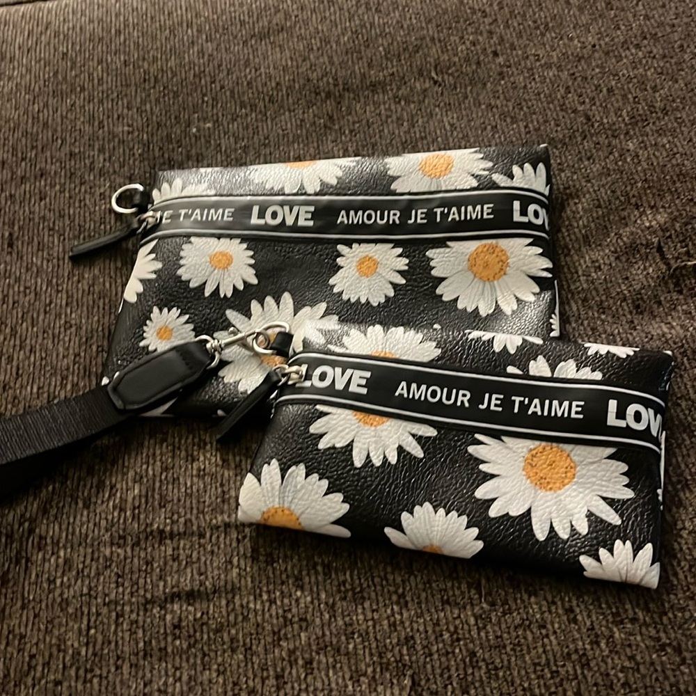 Daisy Wristlet